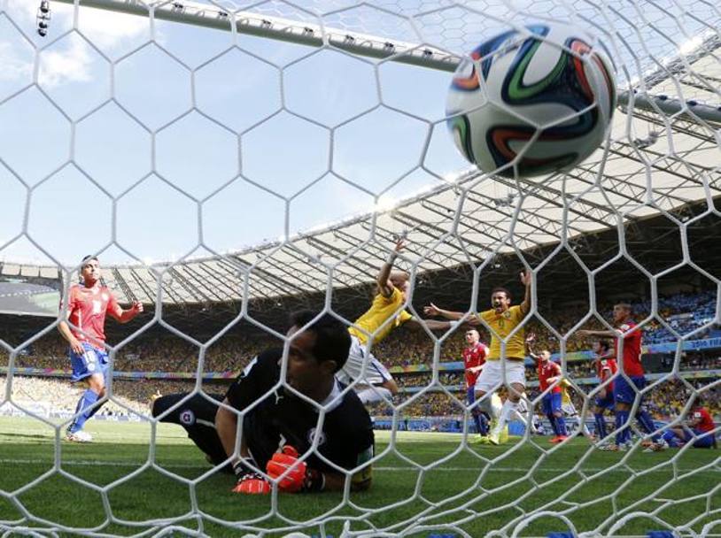 Luiz devia in rete un calcio d&#39;angolo di Neymar: Bravo battuto. Reuters